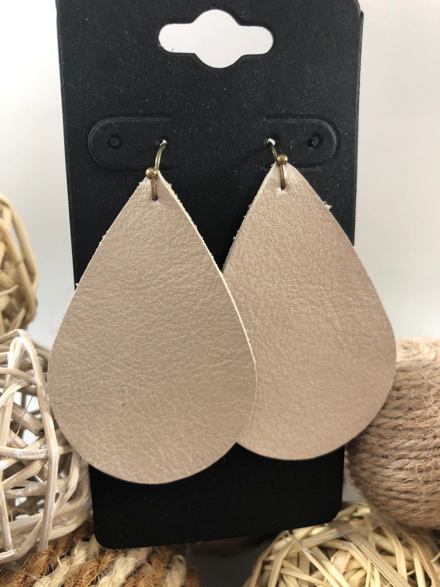 Cream leather earrings with a pearly sheen